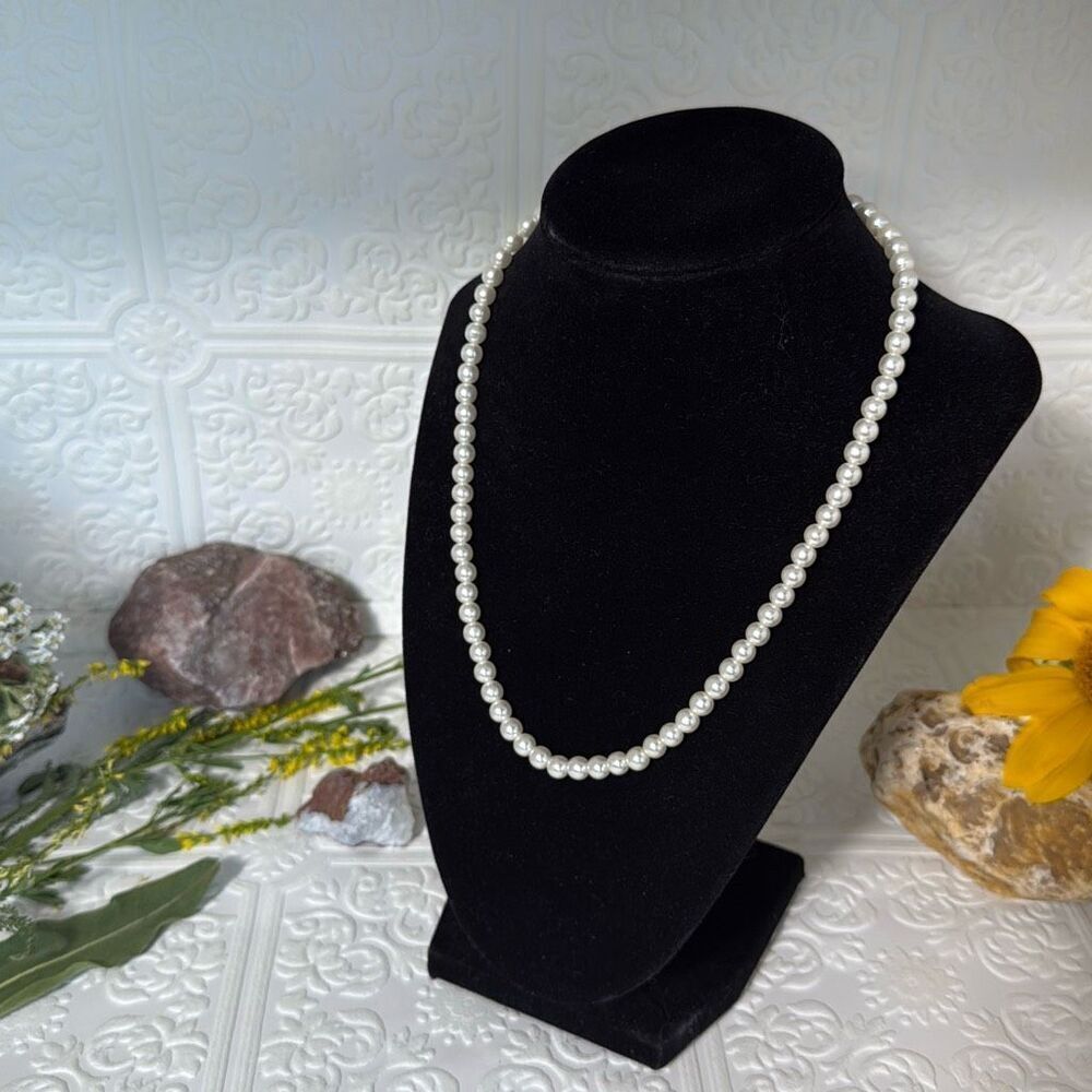 Vintage White Faux Glass Pearl‎ Bead Necklace 17”